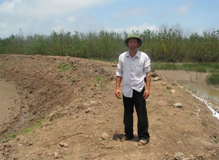 Ông Đoàn Văn Vươn bên đầm nuôi trồng thuỷ sản ở Vinh Quang (Tiên Lãng), năm 2008. Ảnh: Vietnam Economic News