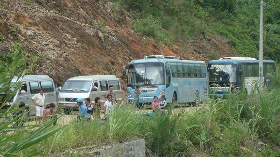 Hàng chục phương tiện giao thông lại mắc kẹt giữa đèo