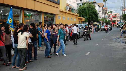 Nhân viên văn phòng làm việc tại cao ốc Gilimex đứng dưới tòa nhà thúc giục những người còn ở trên tầng cao xuống đất.