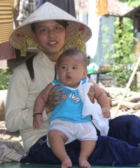 Diễm Trang và đứa con hơn 4 tháng tuổi Đinh Hữu Huy Hoàng - Ảnh: Chí Quốc