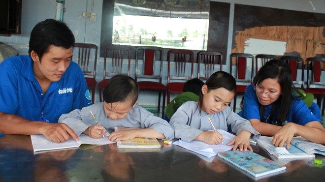 Hoạt động cộng đồng là một trong những cơ hội để sinh viên rèn luyện kỹ năng mềm. Trong ảnh: sinh viên dạy học ở chùa Diên Thọ (Q.12, TP.HCM) trong Mùa hè xanh 2012 (Ảnh chỉ mang tính minh họa) - Ảnh: Khang Thái