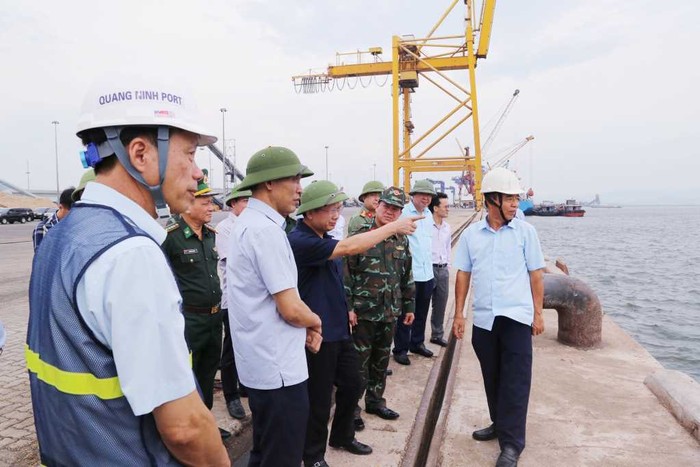 Đồng chí Cao Tường Huy, Chủ tịch UBND tỉnh, kiểm tra công tác phòng chống bão tại TP Hạ Long và Cẩm Phả1.jpg