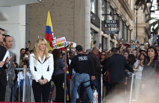 Người hâm mộ chúc mừng nữ ca sĩ người Colombia.