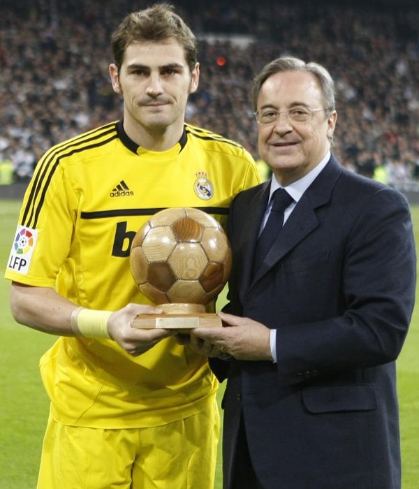 Chủ tịch Perez vinh danh Casillas trước khi trận derby thành Madrid diễn ra.