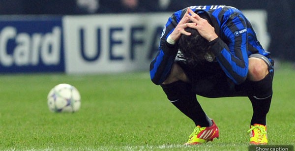 Inter đau khổ nhưng vẫn vào vòng trong.