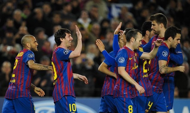 Đồng đội liên tục chia vui với Messi.