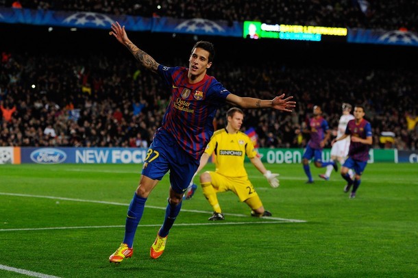 Cầu thủ trẻ Tello góp vui với Messi.