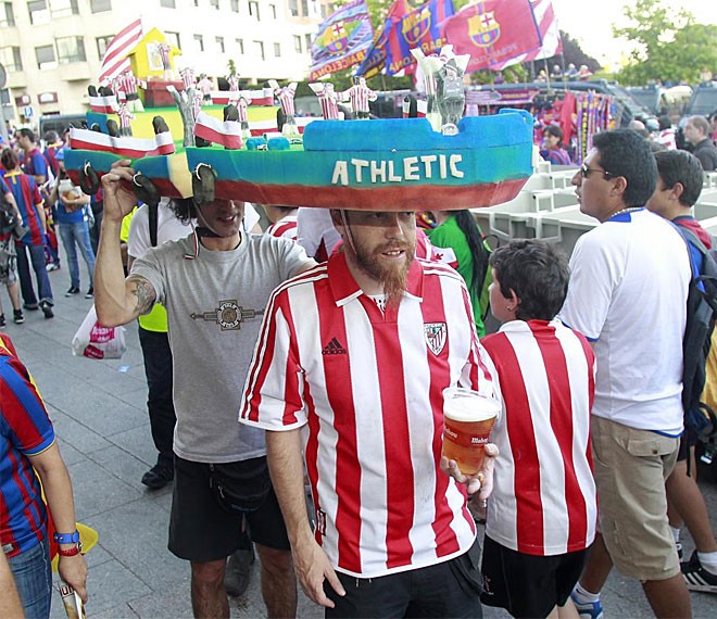 CĐV của Bilbao đến sân Vicente Calderon cỗ vũ cho đội nhà.