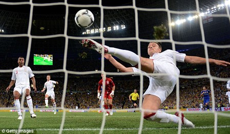 Nhưng "Tam sư" thoát một bàn thua ở VCK Euro 2012.