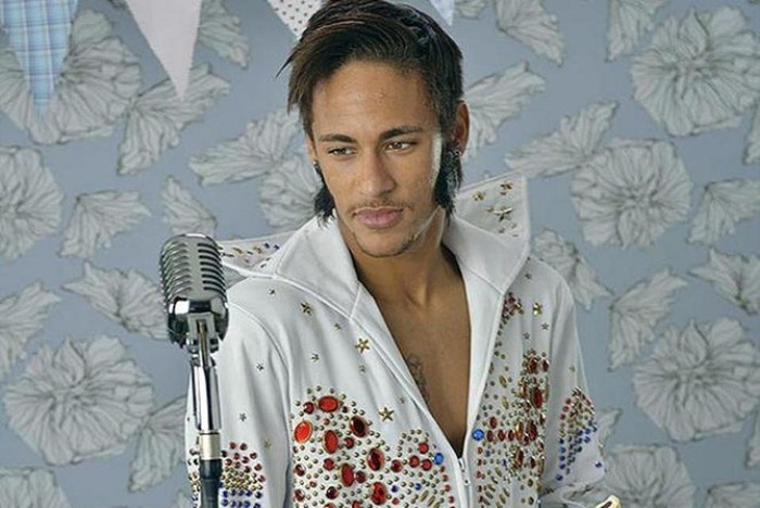 Neymar cũng rất giỏi ca hát.