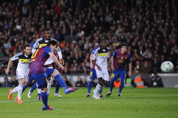 Cú sút hỏng 11m định mệnh của Messi khiến Barca bị Chelsea loại khỏi vòng bán kết Champions League.