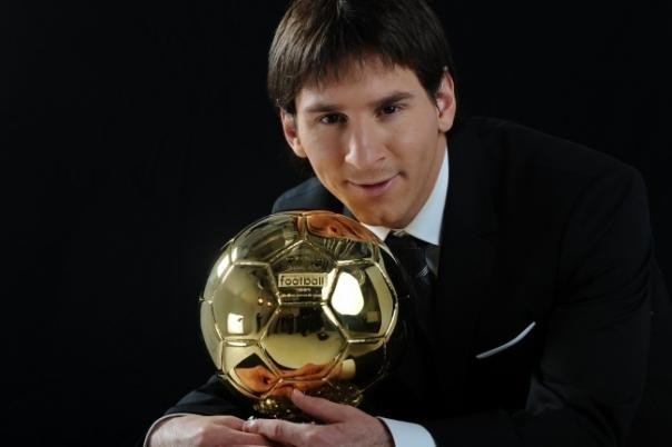 Đầu năm 2012, Messi lần thứ ba liên tiếp giành 'Quả bóng vàng' FIFA.
