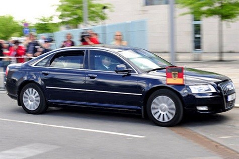 Thủ tướng đước Angela Merkel sử dụng một chiếc Audi A8 6.0 W12