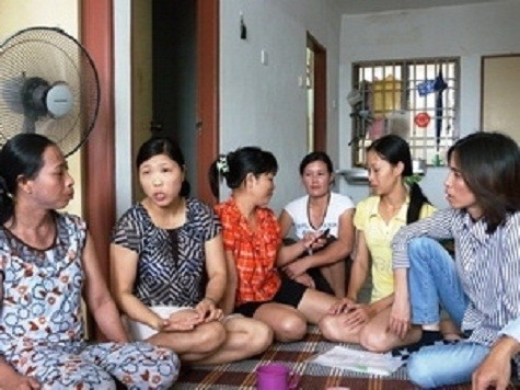 Các công nhân Việt Nam đang chờ kết quả xử lý vụ Asmana. (Ảnh: Xuân Triển/Vietnam+)