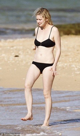 Kirsten Caroline Dunst khoe làn da trắng trước biển.