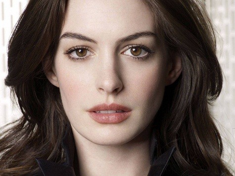 Cận cảnh làn da trắng không tì vết của Anne Hathaway.