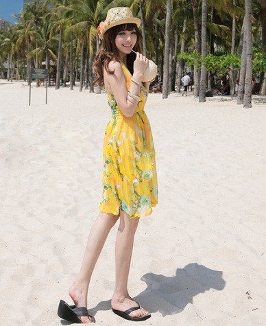 Với loại trang phục này, bạn gái luôn thật rạng rỡ và tươi trẻ khi đi biển. ( Ảnh: HB) Xem thêm: Diện váy ngắn xinh, Ngọc Trinh khoe dáng ngọc