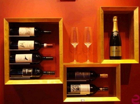 10. Wine Rack With Gold-Leaf Finish Sản xuất bởi: Esigo Một trong những điểm nổi bật trong bộ sưu tập tủ rượu của Esigo là khung của mỗi ngăn được dát vàng mỏng. Thiết bị này nhận được nhiều sự yêu thích vì gọn gang và hết sức tối giản.