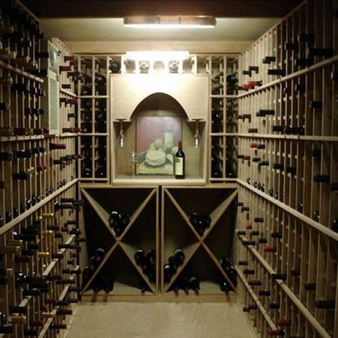 2. Walk-In Wine Cellar Vault Giá: 35.000 USD Nếu bạn có quá nhiều rượu nhưng lại không có tầng hầm để lưu trữ chúng thì chiếc kệ rượu này là một trong những lựa chọn lý tưởng. Chiếc kệ này có thể lưu trữ khoảng 1.500 chai rượu. Ngoài ra nó còn có hệ thống làm mát, bảo đảm nhiệt độ cũng như hương vị và chất lượng cho những chai rượu của bạn. Chiếc kệ được làm hoàn toàn thủ công và kháng ấm với redwood.