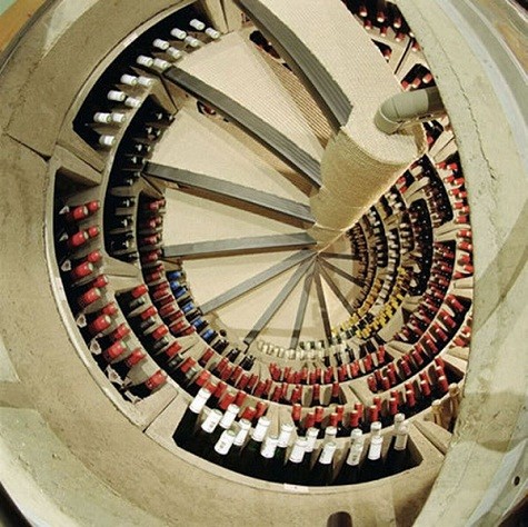 3. Spiral Wine Cellar Sản xuất bởi: Spiral Cellar Giá: 30.000 USD Spiral Wine Cellar được xem là chiếc kệ rượu lãng mạn nhất. Nó được thiết kế theo hình xoắn ốc hoành tráng, mềm mại với cửa sập tiện lợi. Nó có thể lưu trữ khoảng 1000 – 1600 chai rượu. Ngoài ra chiếc kệ rượu được làm từ bê tông này còn có thể cách nhiệt đảm bảo chất lượng và hương vị nguyên vẹn cho rượu của bạn.