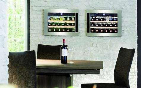 9. GrandCru Wine Cabinets Sản xuất bởi: Liebherr Kệ rượu Liebherr thương hiệu Thổ Nhĩ Kỳ với đặc điểm nổi bật là sự nhỏ gọn và kiểu dáng đẹp với hệ thống cung cấp nhiệt độ khác nhau cho từng loại rượu. Đây là chiếc kệ rượu hữu ích nếu bạn muốn cất giữ những chai rượu lâu năm. Ngoài ra, nó còn phù hợp với những chai rượu có nhiều kiểu dáng khác nhau.