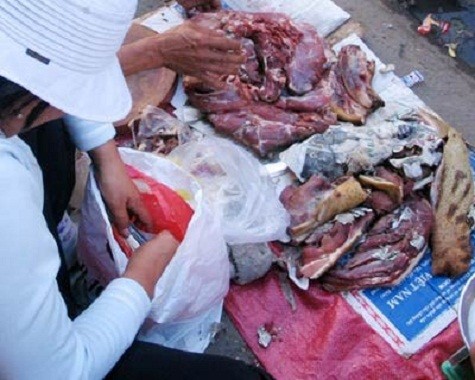Bày bán thịt thú rừng giả trên đường Bình Long, quận Tân Phú. (Ảnh: nguồn internet)