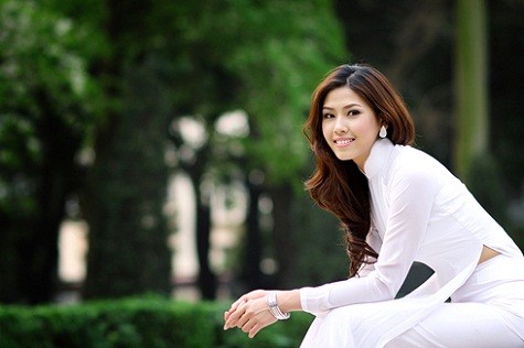 Hoa hậu biển Nguyễn Thị Loan đẹp tinh khôi trong tà áo dài trắng. Ảnh: Vnexpress.