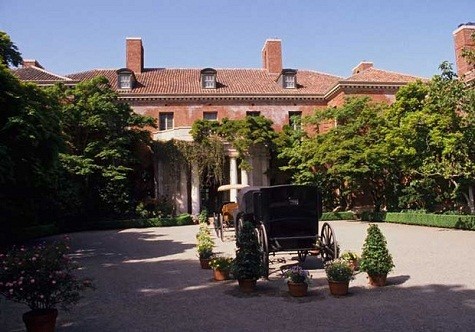 11. Filoli, Woodside, California Mái nhà lát gạch đó – kiểu thiết kế điển hình của California, kiến trúc truyền thống, kiến trúc sư Willis Polk đã tạo ra kiệt tác cho chủ sở hữu Bowers ngôi biệt thự nguy nga này. Nó được hoàn thành vào năm 1917.