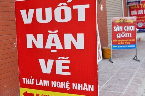 Ở Bát Tràng mới có khoảng 12 gia đình áp dụng loại hình kinh doanh này. Đây hầu hết là những hộ có mặt bằng kinh doanh gần Chợ gốm Bát Tràng, khu vực bày bán chính các sản phẩm của cư dân nơi đây. Thu nhập trung bình mỗi của một sân chơi như vậy trên 7 triệu đồng mỗi tháng, và có thể vượt 10 triệu vào mùa cao điểm cuối năm, gần bằng với số tiền các lò, xưởng gốm đem lại (dao động từ 9 đến 15 triệu mỗi tháng, tùy vào lượng hợp đồng và hàng bán), trong khi công việc nhẹ nhàng hơn. Bát Tràng còn khoảng 50% số hộ mở lò gốm (trên tổng hơn 2.000 gia đình), số còn lại mở hàng kinh doanh các sản phẩm bài trí, gia dụng, lưu niệm... hoặc làm thuê cho các xưởng gốm trong làng.