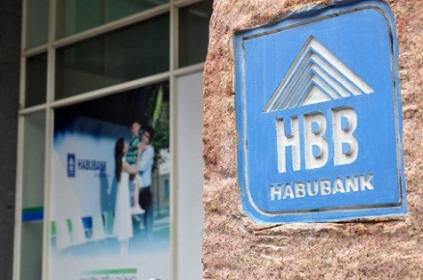 Ngày 7/8, Ngân hàng Nhà nước chính thức ký quyết định hoàn tất thương vụ sáp nhập Habubank vào Ngân hàng Sài Gòn Hà Nội (SHB). Như vậy, vài ngày nữa, tấm biển logo được gắn trên tường trụ sở của Habubank hơn chục năm qua sẽ bị thay thế bằng logo SHB.