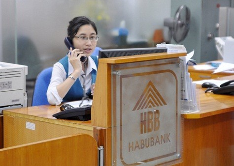 Trao đổi với VnExpress.net, nguồn tin từ SHB - ngân hàng do ông Đỗ Quang Hiển làm Chủ tịch HĐQT - cho biết, việc thay đổi logo, biển hiệu và toàn bộ hình ảnh liên quan đến Habubank đang được gấp rút tiến hành và sẽ được thực hiện trong vài ngày tới.