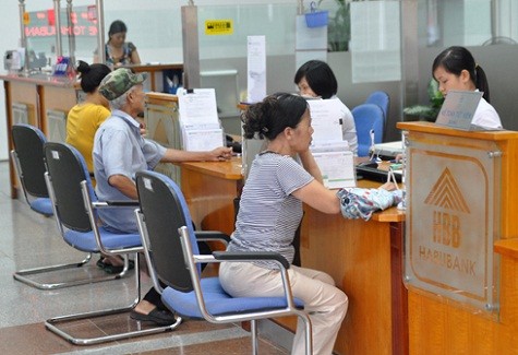 Đây sẽ là những vị khách hàng cuối cùng của ngân hàng dưới cái tên Habubank. Sau ngày 28/8, toàn bộ hoạt động của ngân hàng sẽ được vận hành dưới tên mới: Ngân hàng Sài Gòn - Hà Nội (SHB).