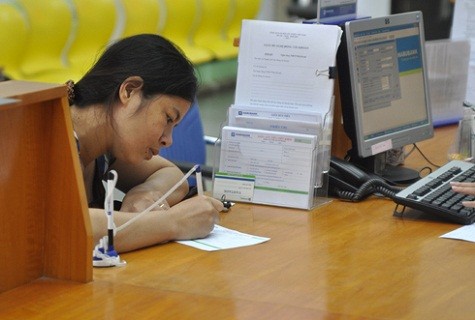 Khách hàng gửi tiền vào Habubank tại chi nhánh Hàn Thuyên, Hà Nội ngày 8/8, một ngày sau quyết định chấp thuận cho sáp nhập của Ngân hàng Nhà nước và tròn 20 năm 2 tháng kể từ ngày thủ đô Hà Nội cho ra mắt ngân hàng cổ phần đầu tiên.