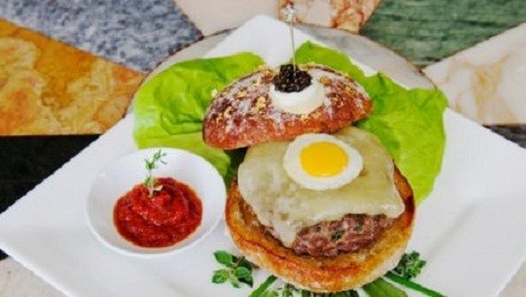 Le Burger Extravagant Bạn có thể thưởng thức món ăn này tại Serendipity 3, New York Giá: 295 USD Le Burger Extravagant được thực hiện với màu trắng của bơ truyền thống Nhật Bản và thịt bò. Ngoài pho mát cheddar James Montgomery, nấm cục đen nó còn được tạo nên từ một quả trứng chim cút chiên. Ngoài ra, với mức giá đắt đỏ trên nó còn được rắc bụi vàng…