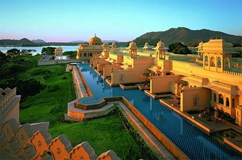 10. Khách sạn Oberoi Udaivilas, Udaipur, Ấn Độ Khách sạn gồm 87 phòng này là một trong những địa điểm tổ chức cưới mà cặp đôi giàu có rất thích đặt chân đến. Năm 2011, Oberoi Udaivilas đã được tạp chí Travel & Leisure đánh giá là khách sạn số 1 ở châu Á. Mức giá của phòng hạng sang có bể bơi trong khách sạn này là 1.166 USD/đêm. Các vị khách sẽ tiến vào nơi tổ chức đám cưới bằng thuyền. Ở đây, họ bước vào một không gian mở tuyệt đẹp được bao quanh bởi 450 cây cột đá được chạm khắc bằng tay, mái vòm dát vàng và mặt nền lát đá marble trắng.