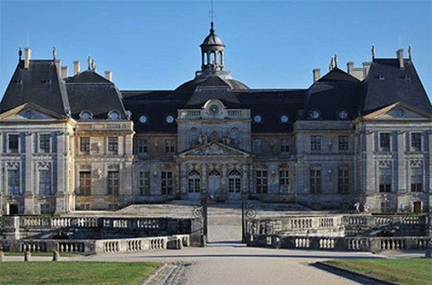 2. Lâu đài Vaux-le-Vicomte, Pháp Giá thuê lâu đài sang trọng từ thế kỷ 17 cách Paris 35 dặm này trong 5 giờ đồng hồ tối thiểu là 64.000 USD tùy theo tỷ giá. Vẻ vương giả của Vaux-le-Vicomte luôn hấp dẫn các cặp đôi nổi tiếng. Gần đây nhất, cặp đôi nữ minh tinh Eva Longoria và ngôi sao bóng rổ Tony Parker đã tổ chức cưới ở Vaux-le-Vicomte.
