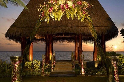 7. One & Only Reethi Rah Resort ở Maldives Gói dịch vụ “Đám cưới lúc hoàng hôn” của khu nghỉ dưỡng này bao gồm bánh cưới được làm riêng, người dẫn chương trình, bữa tối dưới ánh nến và một cỗ xe ngựa trang trí hoa tuyệt đẹp dành cho cô dâu chú rể... có giá 3.950 USD. Còn giá phòng cô dâu ở Grand Water Villa trong resort là 5.785 USD/đêm. Ở khu Reethi Rah này có tổng cộng 130 tòa villa riêng biệt, trong đó nhiều tòa có bể bơi.