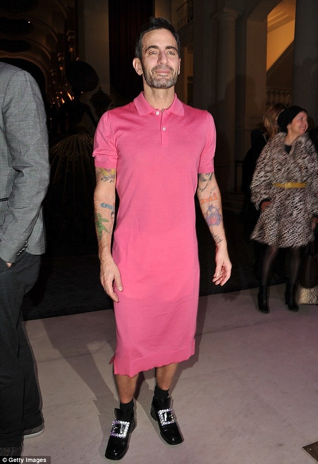 Tuy nhiên, trong show thời trang của LV, người nổi bật nhất phải kể tới nhà thiết kế Marc Jacob. Marc đã khiến mọi người phải ngoái nhìn với bộ váy màu hồng bắt mắt mà anh đang mặc. Thú vị hơn, phần trên của chiếc váy được thiết kế trông như một chiếc áo phông nam thông thường.