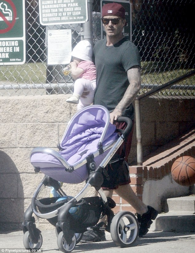 Ngày hôm qua, ông bố dễ thương David Beckham đã đưa cô con gái yêu 8 tháng tuổi Harper Beckham ra công viên gần nhà tại Brentwood, California để xem cậu con trai Romeo chơi bóng rổ.