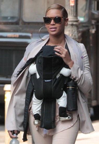 Hôm nay, nữ ca sĩ Beyonce lại đưa cô con gái nhỏ Blue Carter dạo phố New York trong khi Jay đang bận rộn với những buổi biểu diễn. Bà mẹ Beyonce vẫn diện trang phục hàng hiệu hết sức sành điệu.