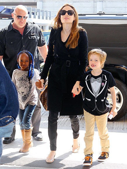 Bà mẹ 6 con Angelina Jolie đã tới sân bay LAX cùng hai con gái Shiloh và Zahara. Zahara sành điệu với mái tóc màu xanh mới, mặc quần bò và đi boot. Trong khi đó, cô em Shiloh vẫn mặc kiểu tomboy cá tính.