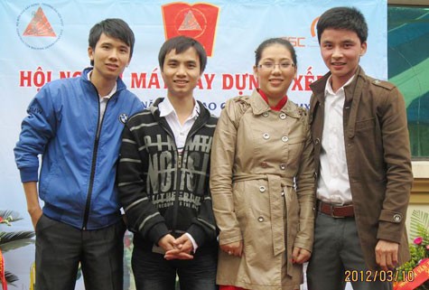 Vũ Hồng Hán (thứ 2 từ trái sang) rất bất ngờ với những học viên ở dưới nghe TS Dương giảng bài.