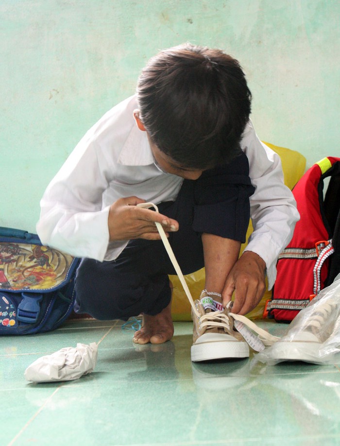 Đôi giày mới được tặng, em học sinh này phải loay hoay mãi mới đi được vào. Hy vọng những món quà nhỏ này sẽ giúp những đôi chân bé bỏng vững bước đến trường. <<NỮ SINH CĐ DU LỊCH ĐẸP DỊU DÀNG TRONG NẮNG THU <<VẺ ĐẸP KIÊU SA CỦA HOT GIRL CĐ TRUYỀN HÌNH HÀ NỘI <<Á KHÔI CĐ TRUYỀN HÌNH TRỊNH THU THẢO ĐẸP RẠNG NGỜI ĐÓN TRUNG THU <<HOTGIRL CẨM TÚ ĐẸP LÃNG MẠN TRONG SẮC MÀU HOA CỎ