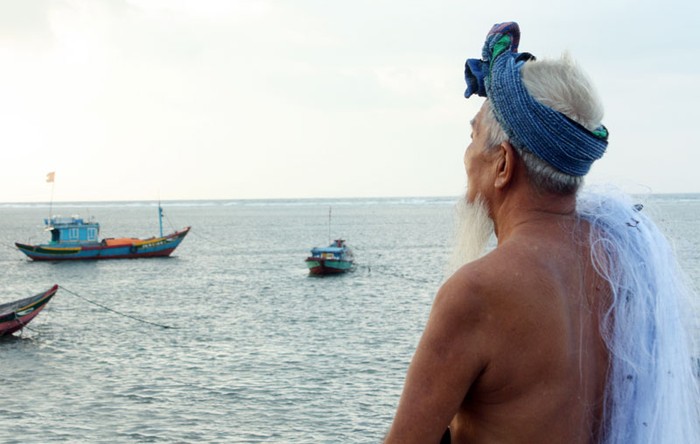 ...Cho sự bình yên của người dân trên đảo và vùng biển thiêng liêng của Tổ quốc.