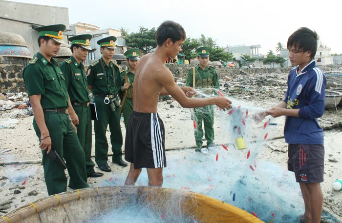 Ngoài việc tuần tra, các anh còn thăm hỏi, động viên và giúp đỡ để ngư dân trên đảo vững vàng bám biển.