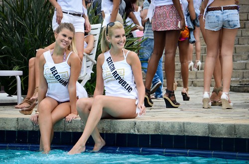 Hoa hậu Cộng hòa Séc và Bỉ tạo dáng