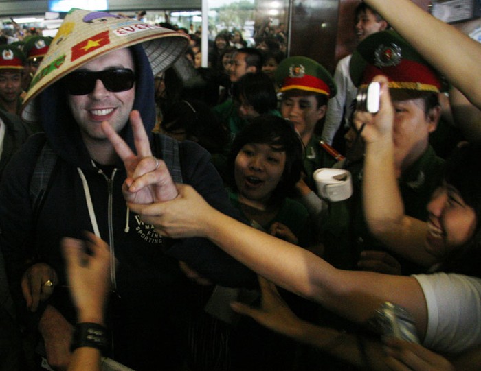 Một fan đã nhanh tay tặng chiếc nón lá Việt Nam cho Mark và nắm tay thần tượng