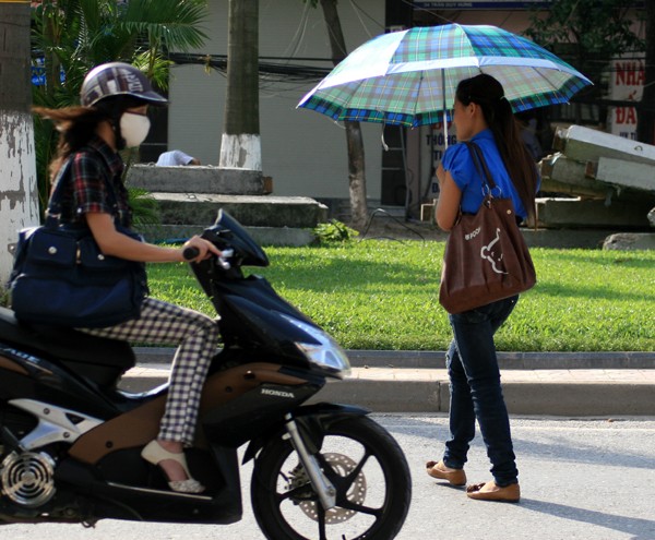 Hồn nhiên băng qua đầu xe máy