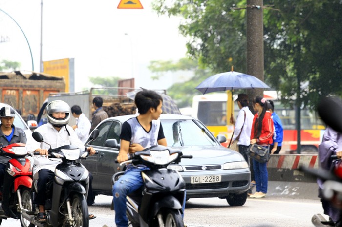 "Vô tư" trèo qua rào chắn giữa đường để sang bên kia đường