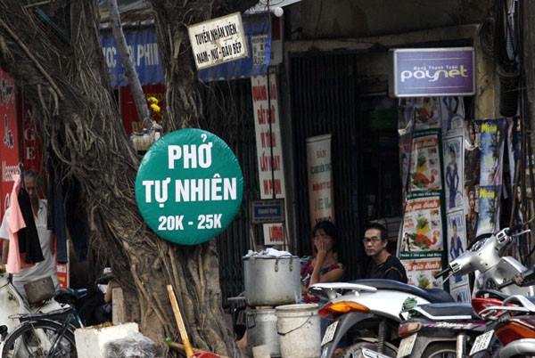 "Phở tự nhiên" có gì "tự nhiên" vậy?